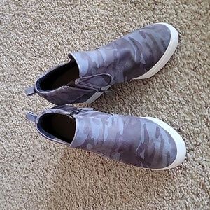 Wedge camo shoes